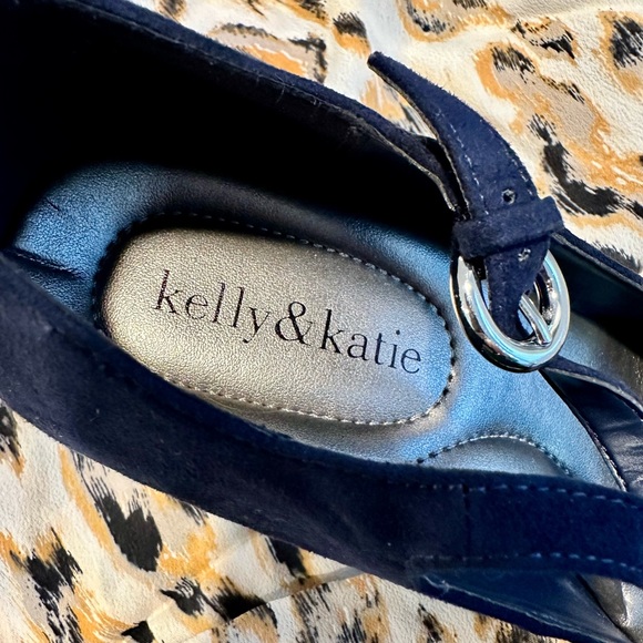 Kelly & Katie faux blue suede Mary Jane heels - Picture 4 of 5